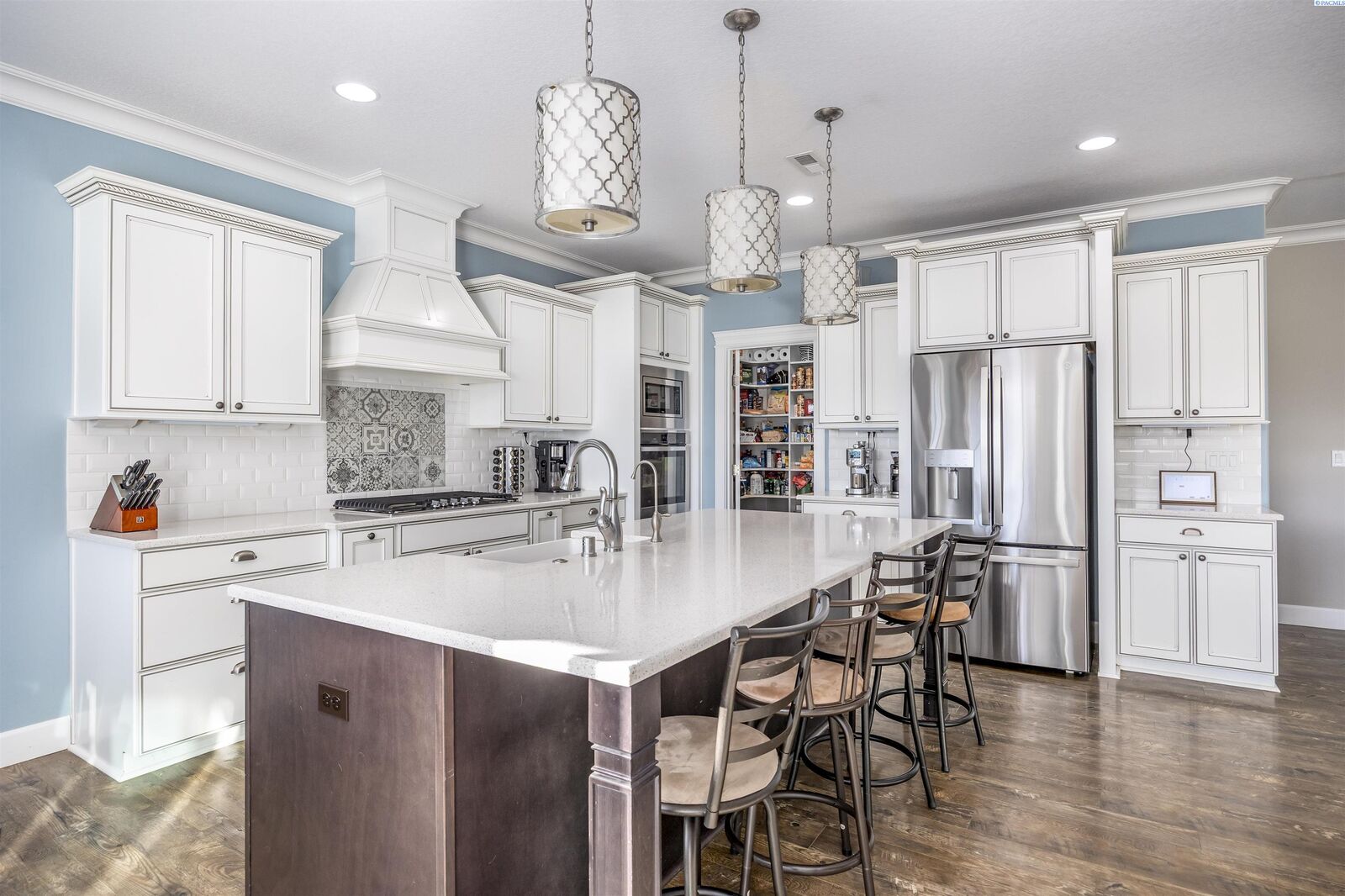 Property Photo: 2807 N Riverside Drive WA 99353