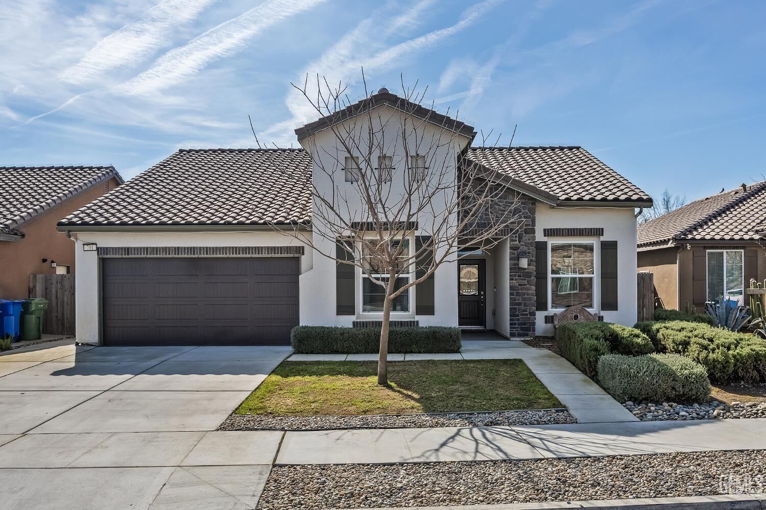 Property Photo:  701 Strada Street  CA 93245 