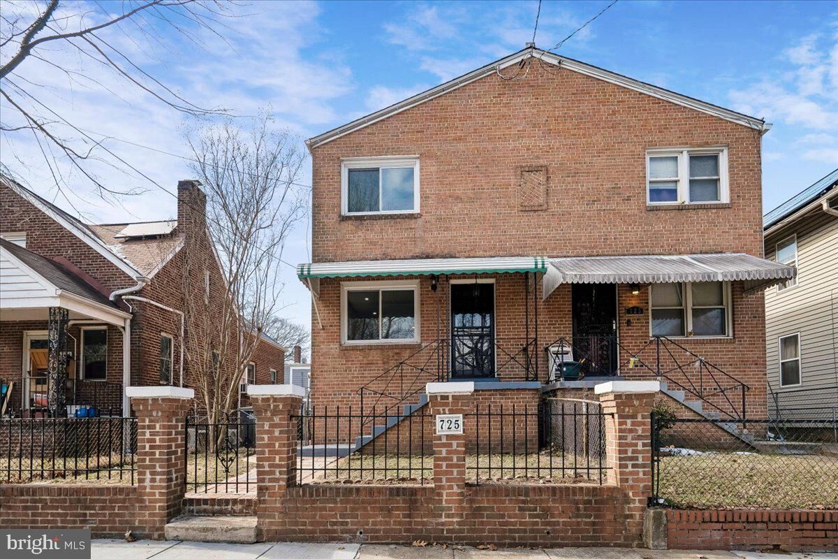 Property Photo: 725 Croissant Place SE DC 20019