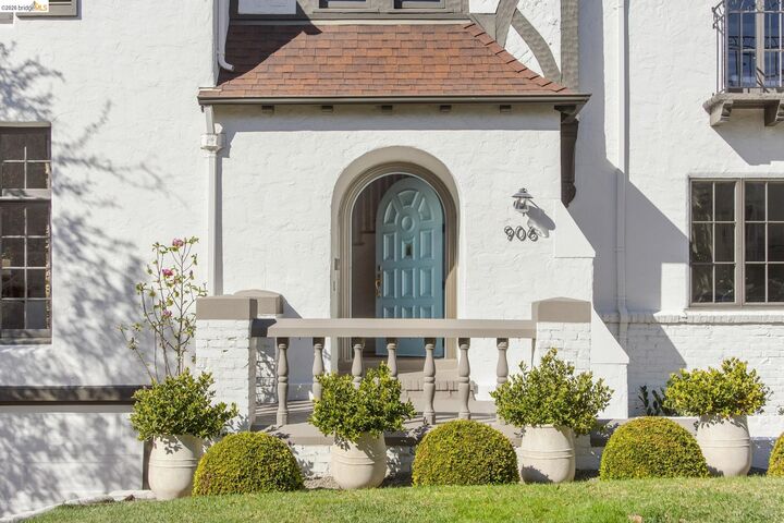 Property Photo: 906 Paramount Rd CA 94610