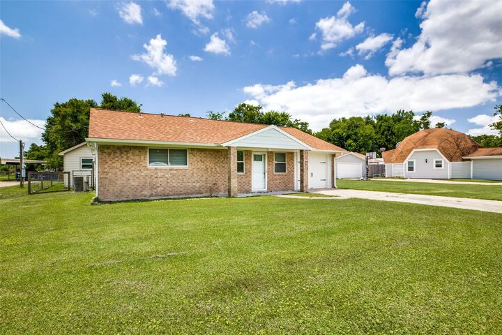 Property Photo: 908 Redberry Hill Road TX 77521