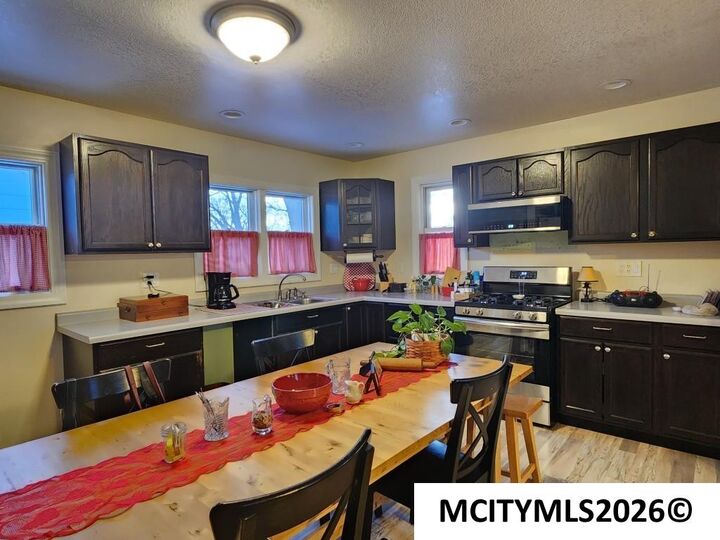 Property Photo: 704 S 13th St IA 50428