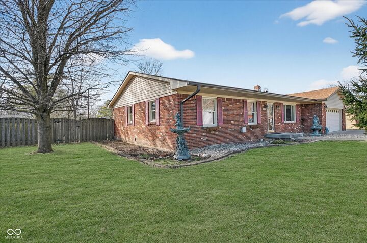 Property Photo:  680 Colonial Way  IN 46142 