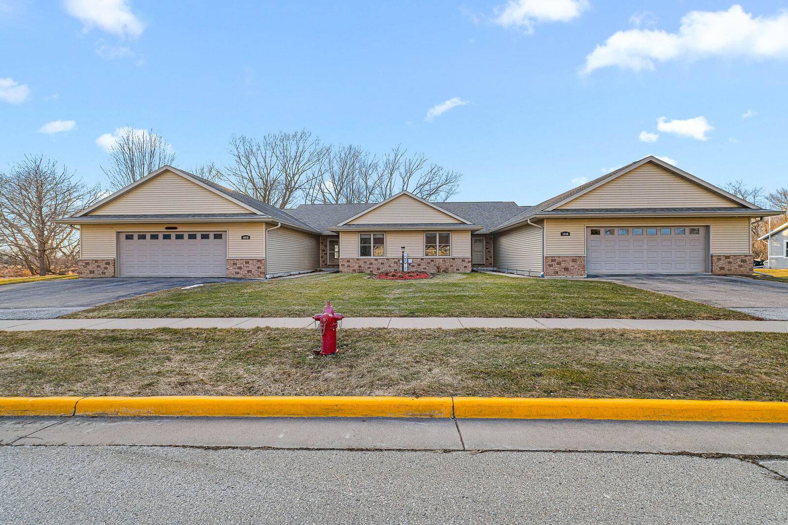 Property Photo:  1016 Pheasant Ln 1018  WI 53032 