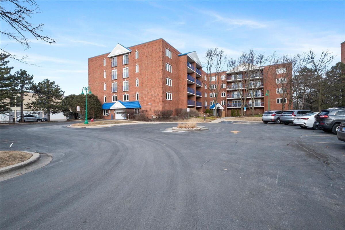 Property Photo:  6755 N Milwaukee Avenue 404  IL 60714 