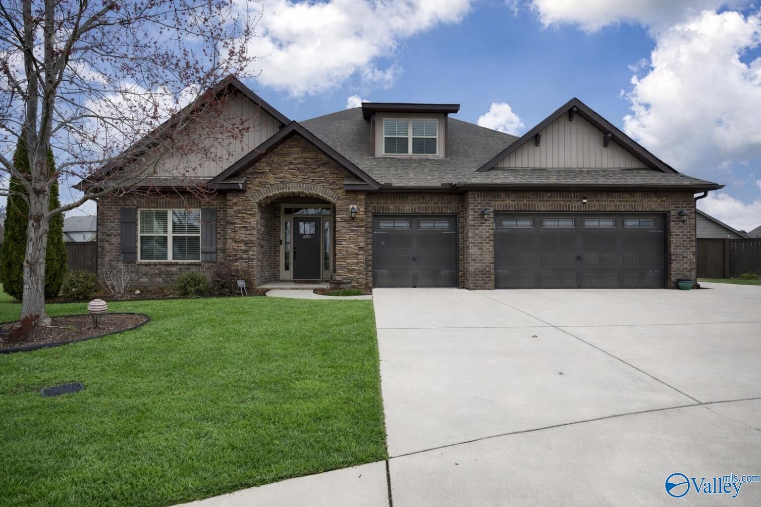 Property Photo:  201 Rowan Street  AL 35759 