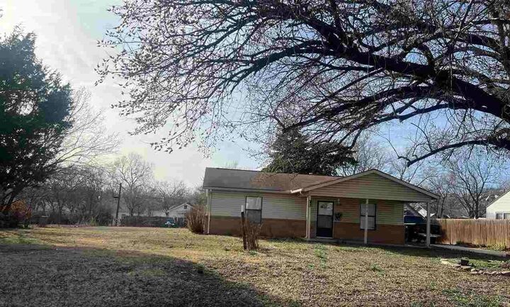 Property Photo:  802 S 11th  OK 74601 