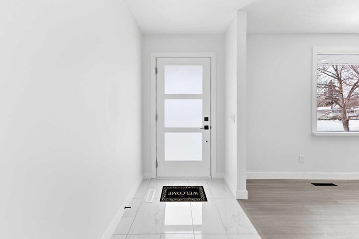 Property Photo:  1412 19 Street NE  AB T2E 4Y2 