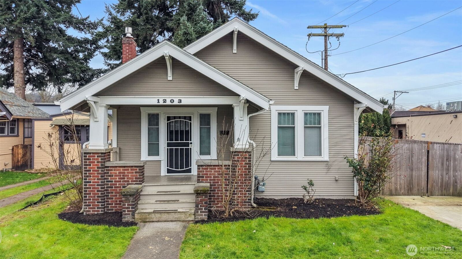 Property Photo:  1203 N 2nd Street  WA 98057 