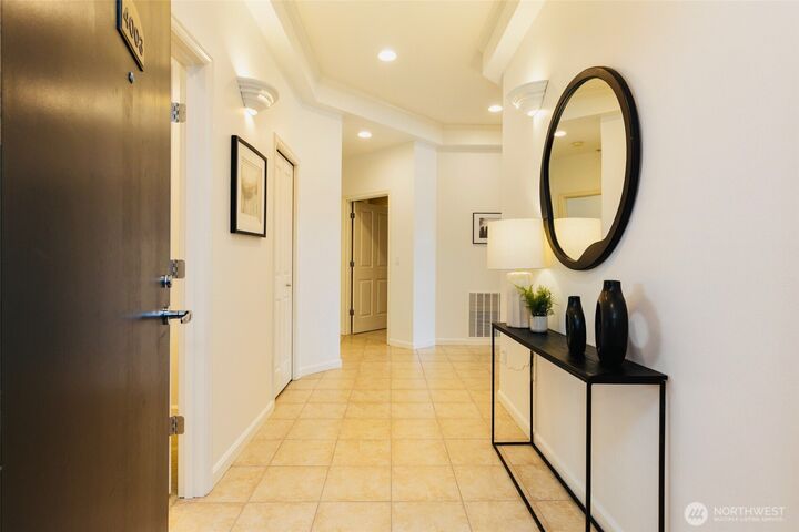 Property Photo:  520  6th Avenue 4003  WA 98033 