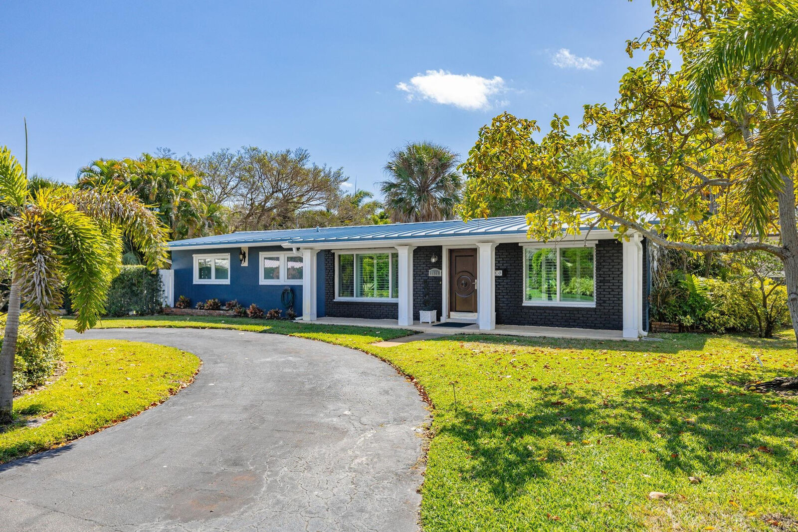 Property Photo:  2624 NE 30th Street  FL 33306 