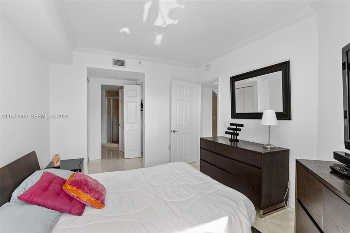 Property Photo:  3370 Hidden Bay Dr 613  FL 33180 