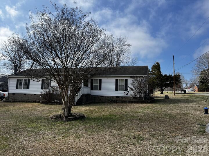 Property Photo: 900 Ingle Street NC 27249