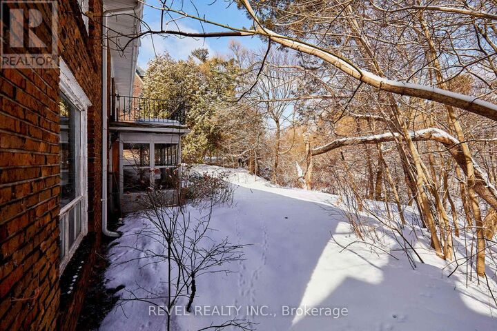 Property Photo: 124 Forest Heights Boulevard ON M2L 2K8