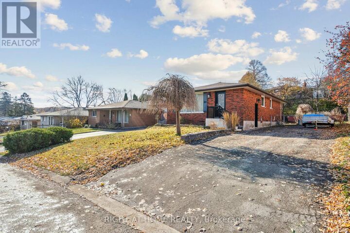 Property Photo:  16 Green Meadow Way  ON L9H 3Z3 