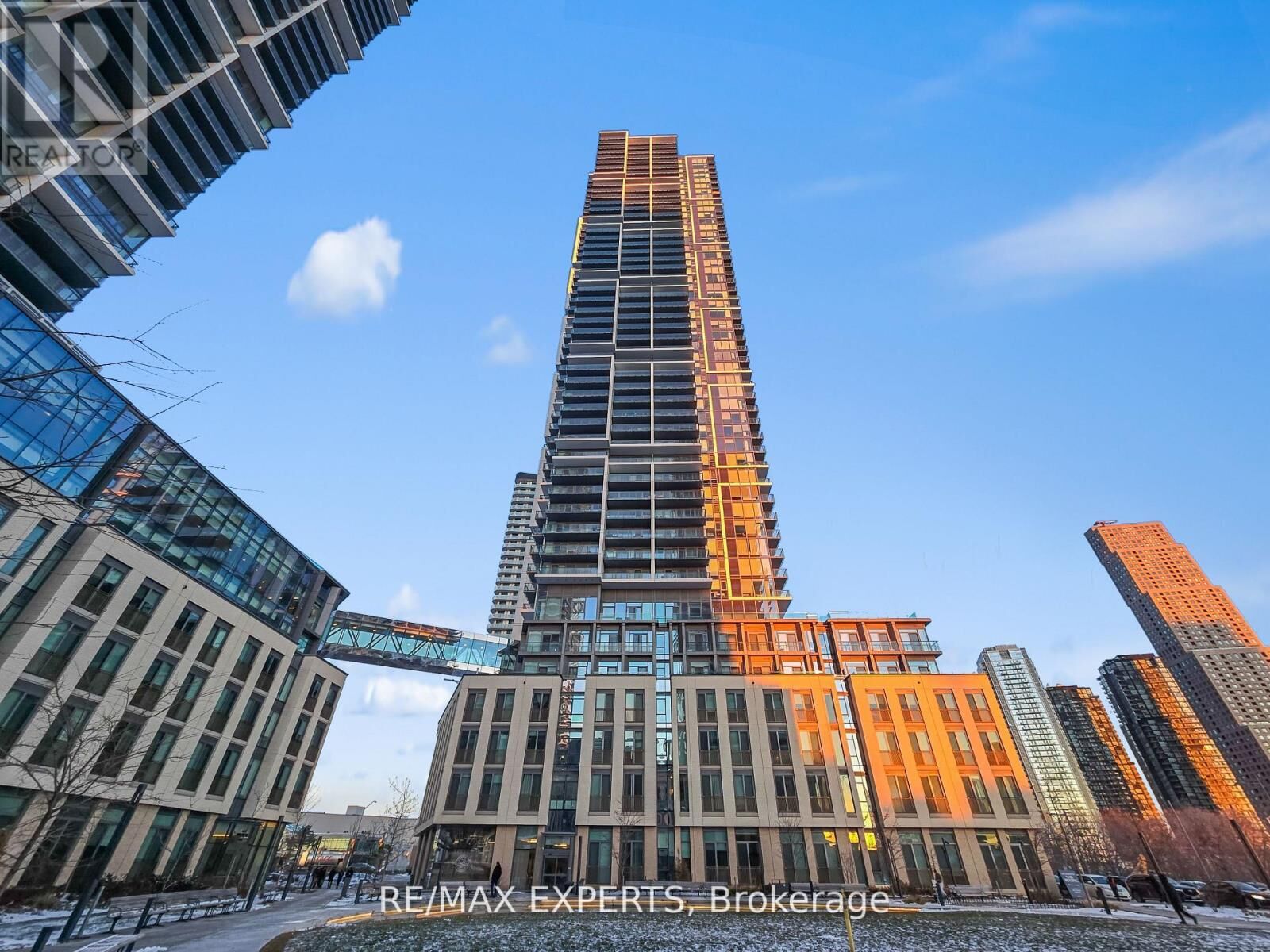 Property Photo: 7890 Jane Street 4701 ON L4K 0K9