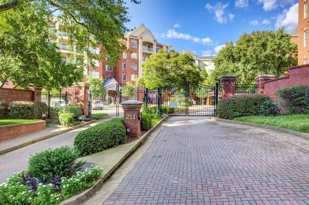 Property Photo: 211 Colonial Homes Drive NW 1301 GA 30309