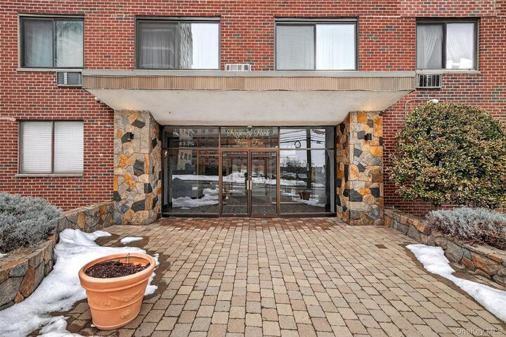 Property Photo:  25 Lake Street 3D  NY 10603 