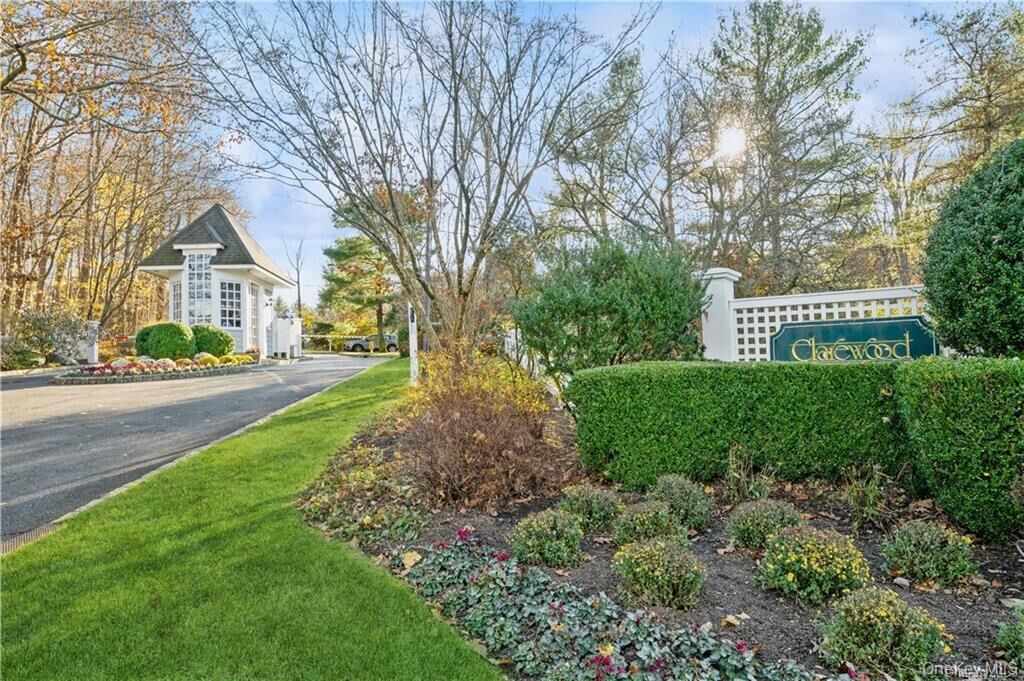 Property Photo:  6 Berrybush Lane 6  NY 10706 