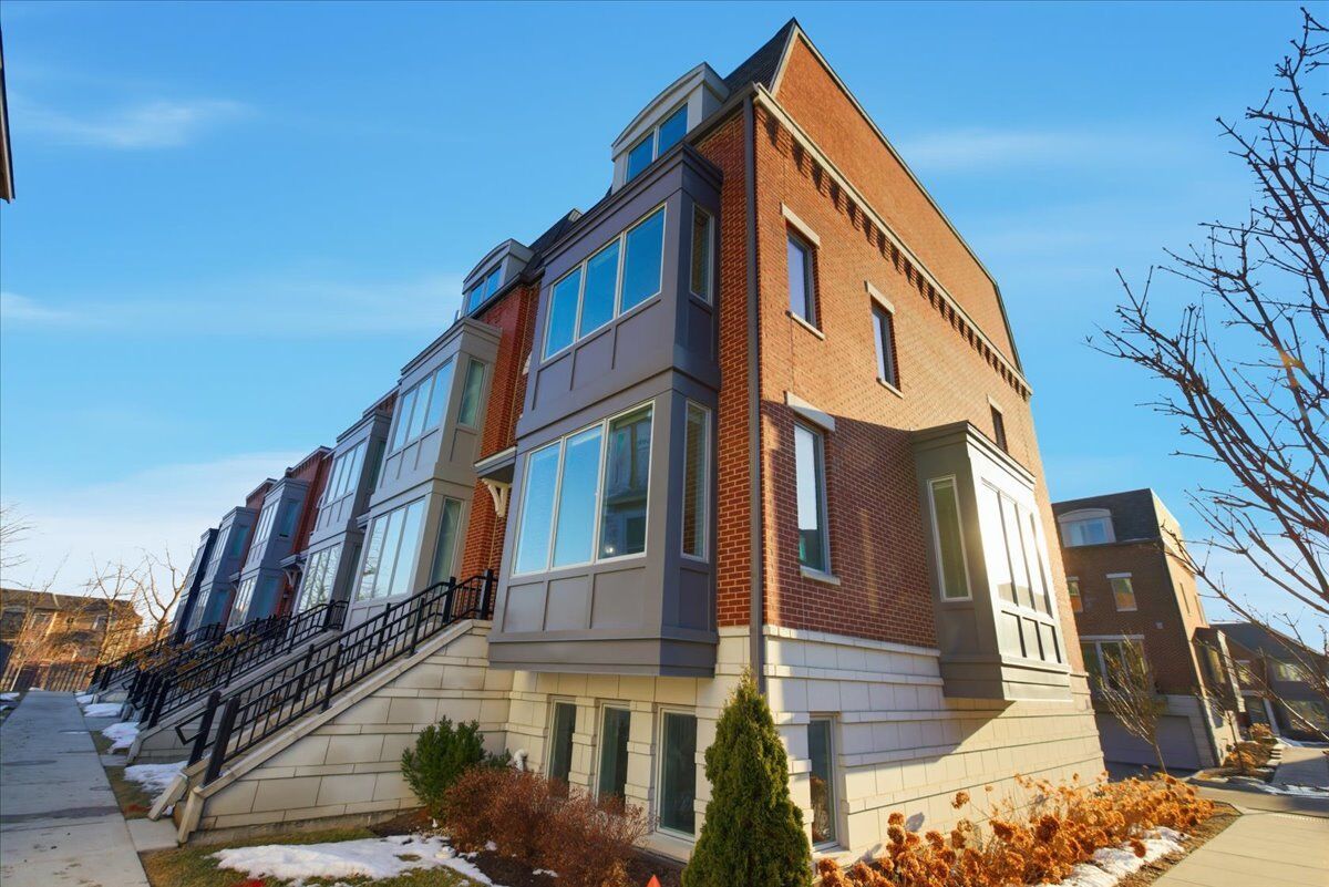 Property Photo:  1233 Gateway Court  IL 60062 