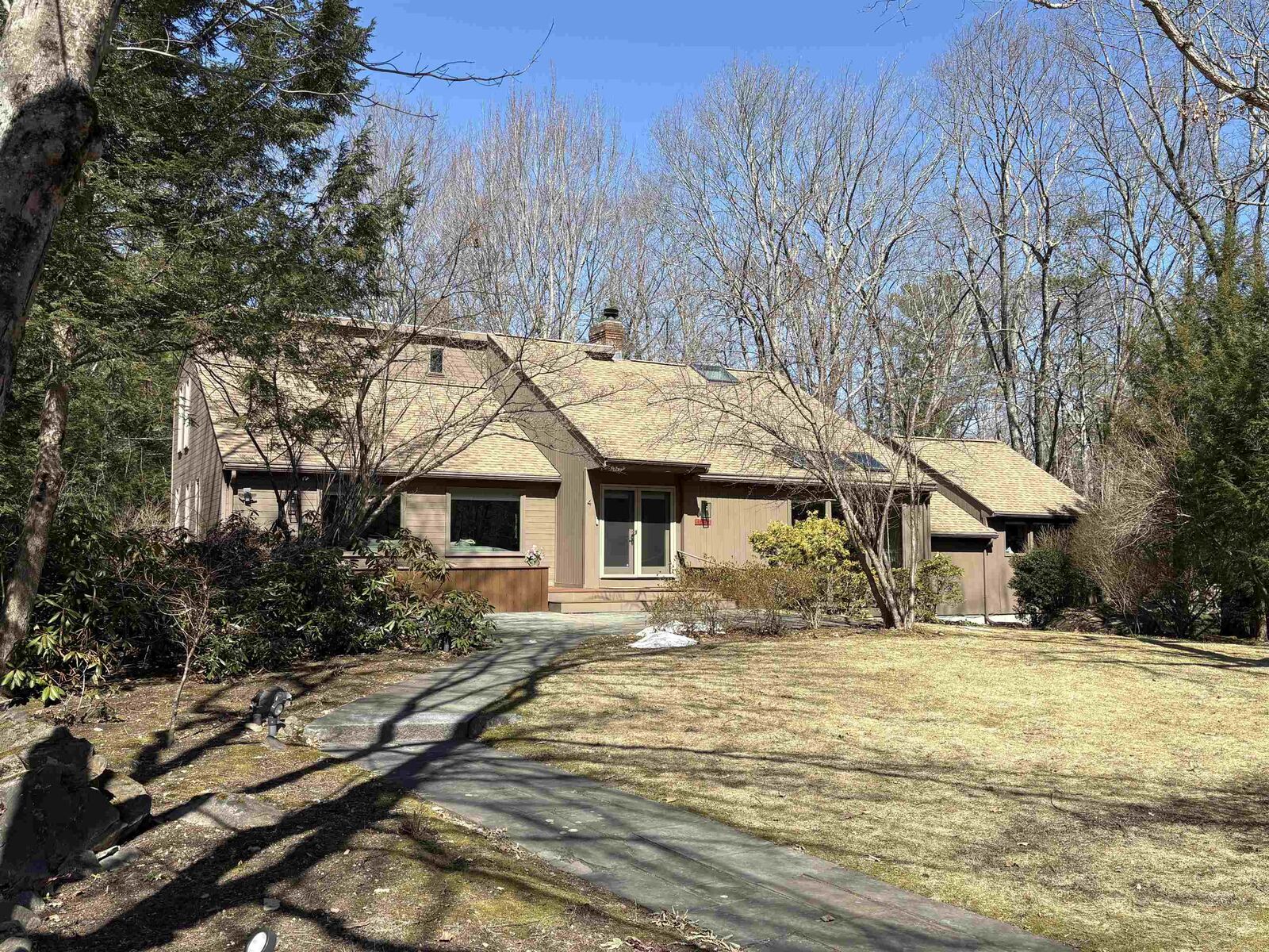 Property Photo:  4 Windsor Boulevard  NH 03053 