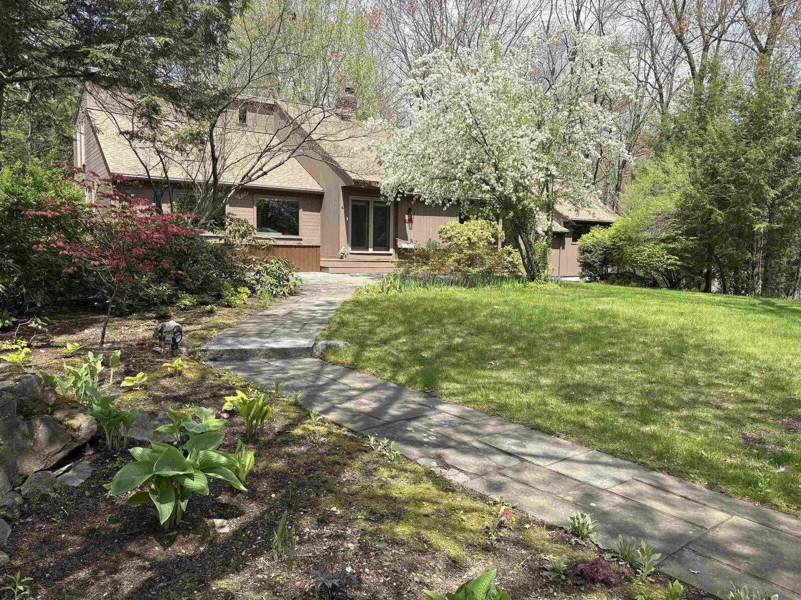Property Photo:  4 Windsor Boulevard  NH 03053 