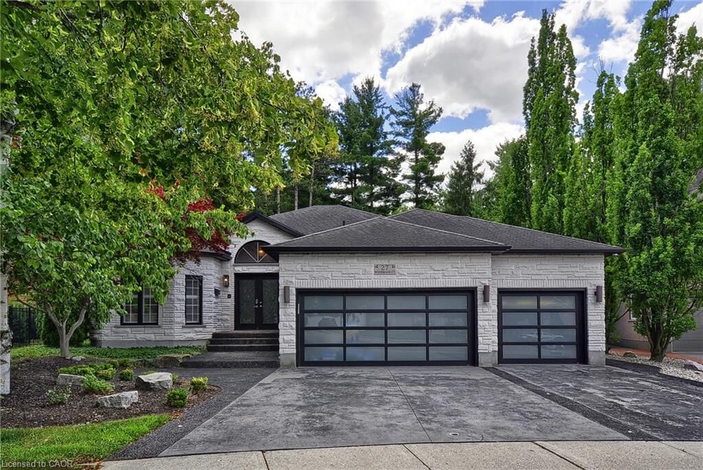 Property Photo:  27 Woodmans Court  ON N2P 2B2 