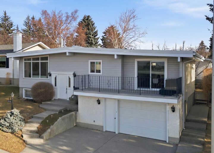 Property Photo:  5212 33 Street NW  AB T2L 1V4 