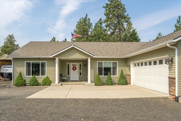 Property Photo: 18206 S Hanson Pond Ln WA 99004