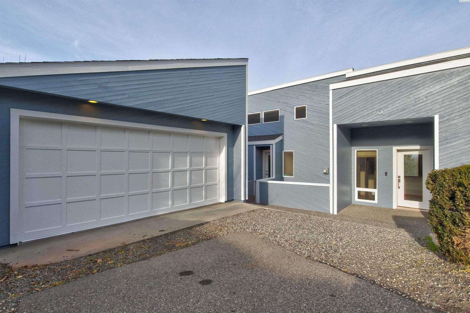 Property Photo: 600 W 26th Pl WA 99337