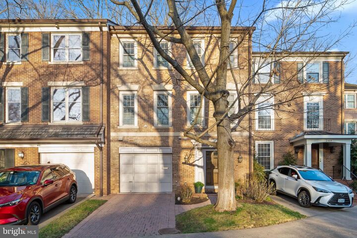 Property Photo: 2407 S Queen Street VA 22202