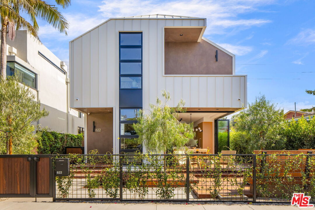 Property Photo:  822 Superba Ave  CA 90291 