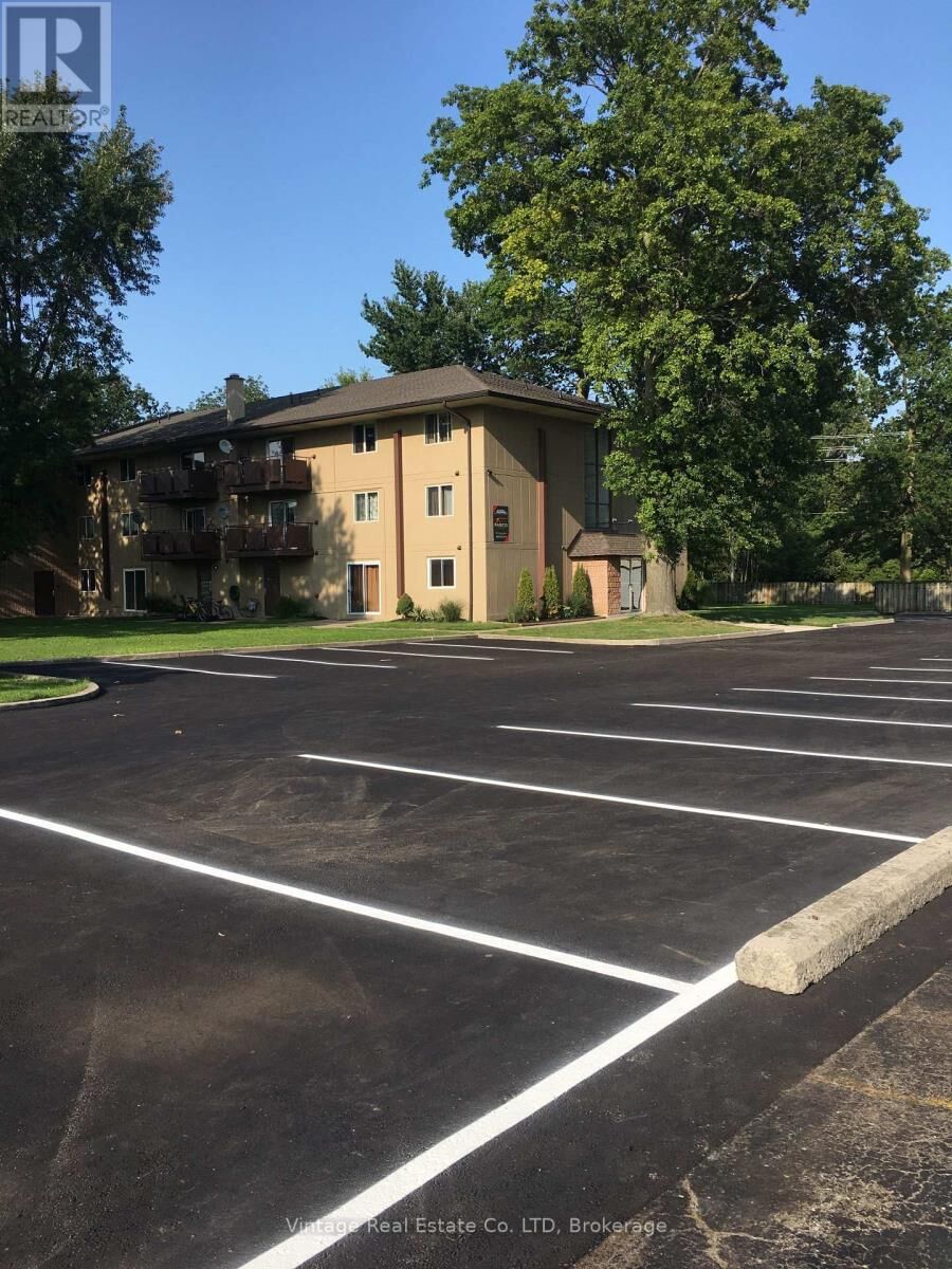 Property Photo: 5821 Hennepin Crescent 205 ON L2G 2Z8