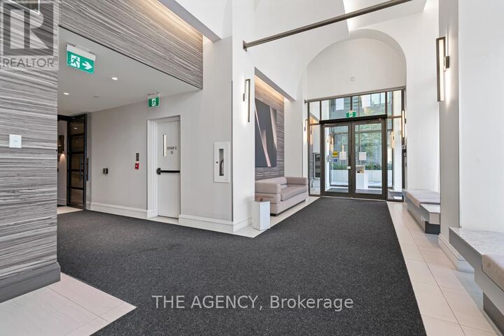 Property Photo:  39 Roehampton Avenue 4506  ON M4P 0G1 