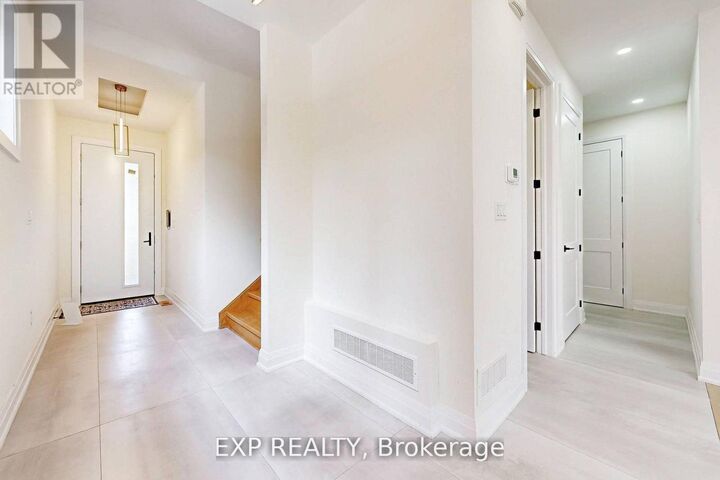 Property Photo:  768 Montbeck Crescent  ON L5G 1P3 