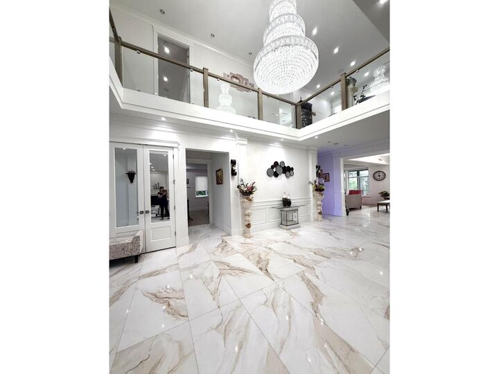 Photo de la propriété:  13170 57 Avenue  BC V3X 0K2 