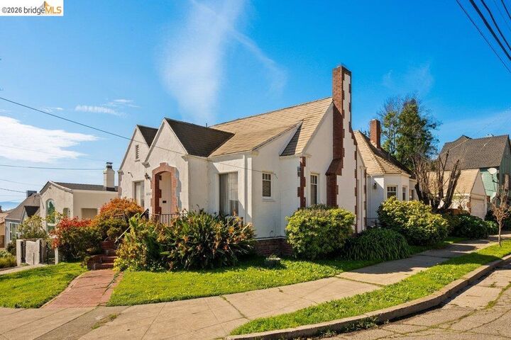 Property Photo:  2569 Maxwell Ave  CA 94601 