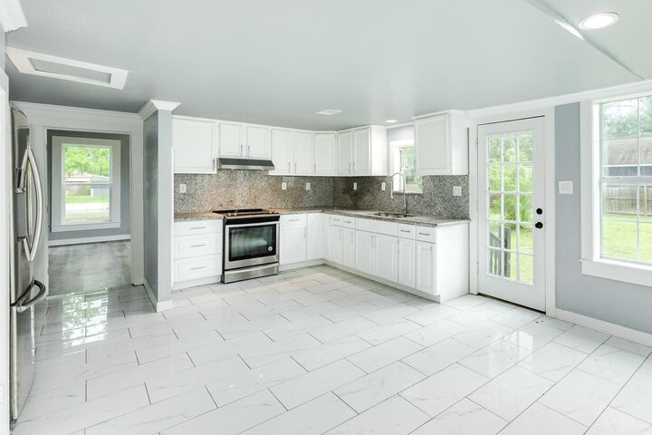 Property Photo: 336 N Rockisland Street TX 77515