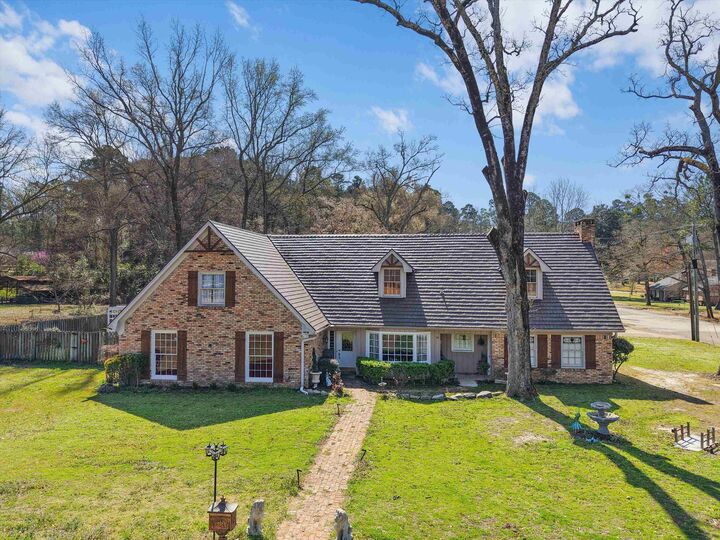 Property Photo:  809 Madelaine Dr  TX 75644 