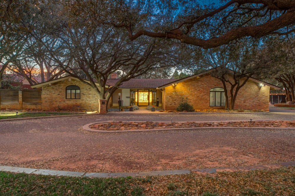 Property Photo: 1904 Vicksburg Avenue TX 79407