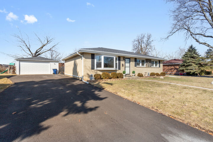 Property Photo:  715 W Hillside Drive  IL 60106 