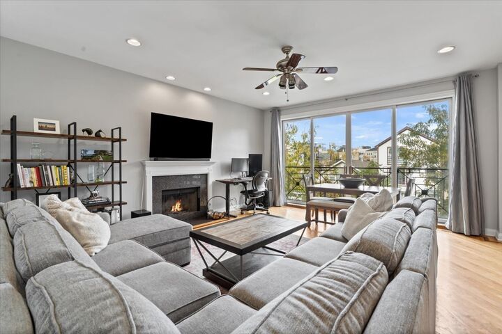 Property Photo:  1541 W Chestnut Street 2  IL 60642 