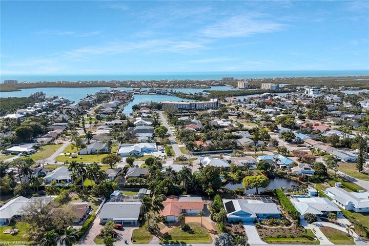 Property Photo:  523 E Valley Dr  FL 34134 