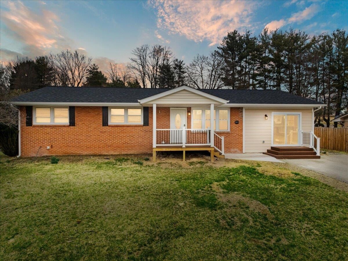 Property Photo:  909 Custis Street  VA 24141 