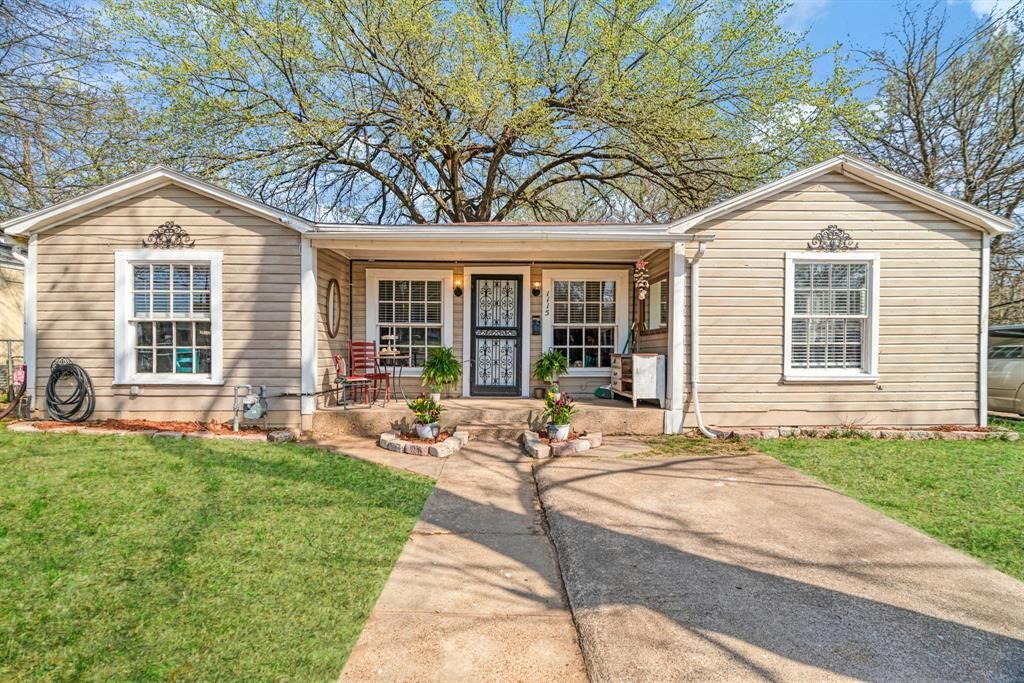 Property Photo: 1115 SE 13th Street TX 75460