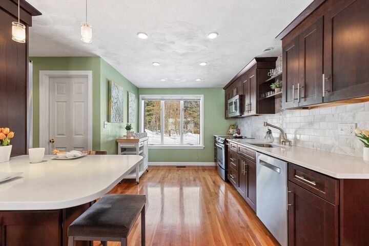 Property Photo:  2 Wedge Court 2  MA 01864 