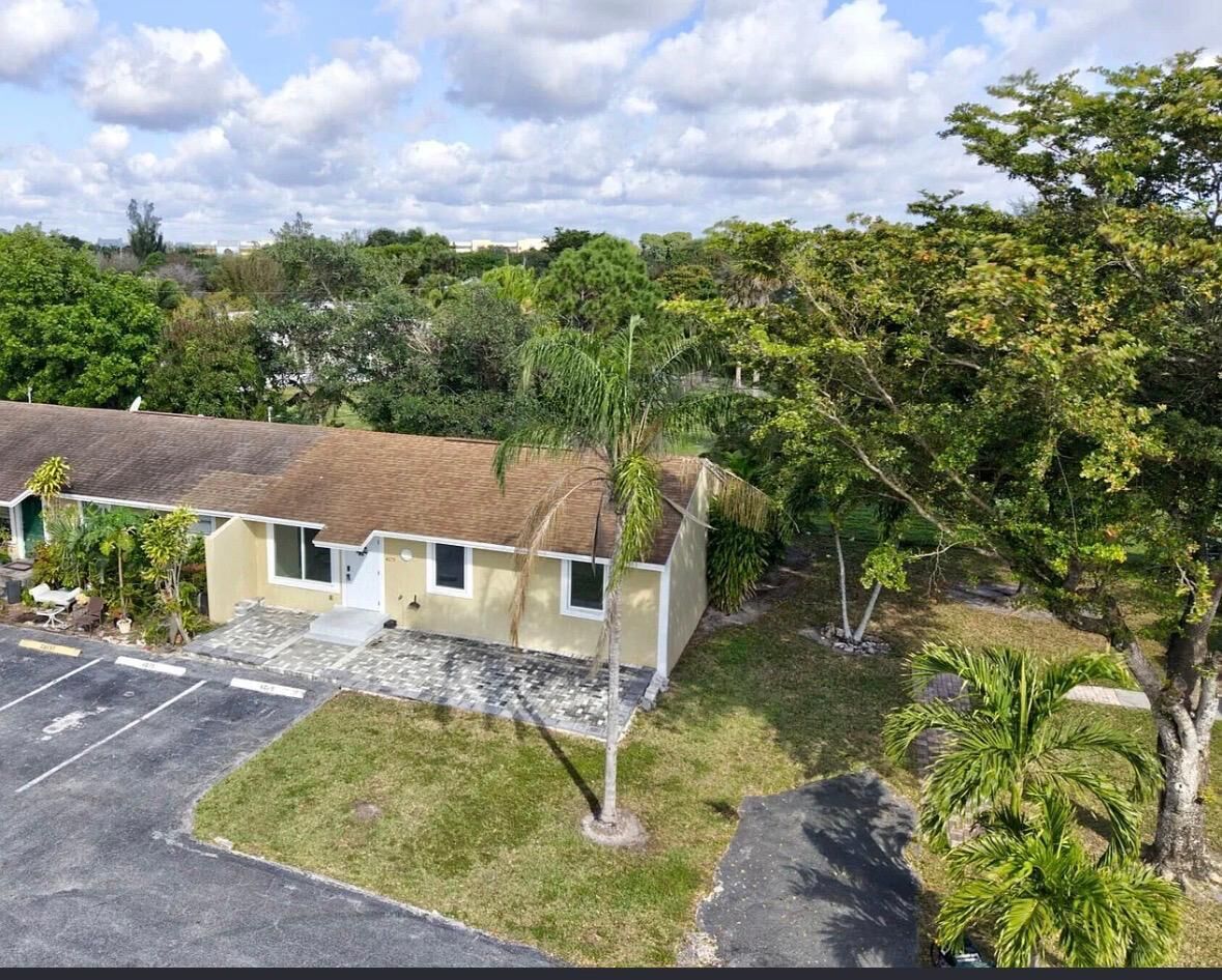 Property Photo: 4679 W Martha Louise Dr FL 33417