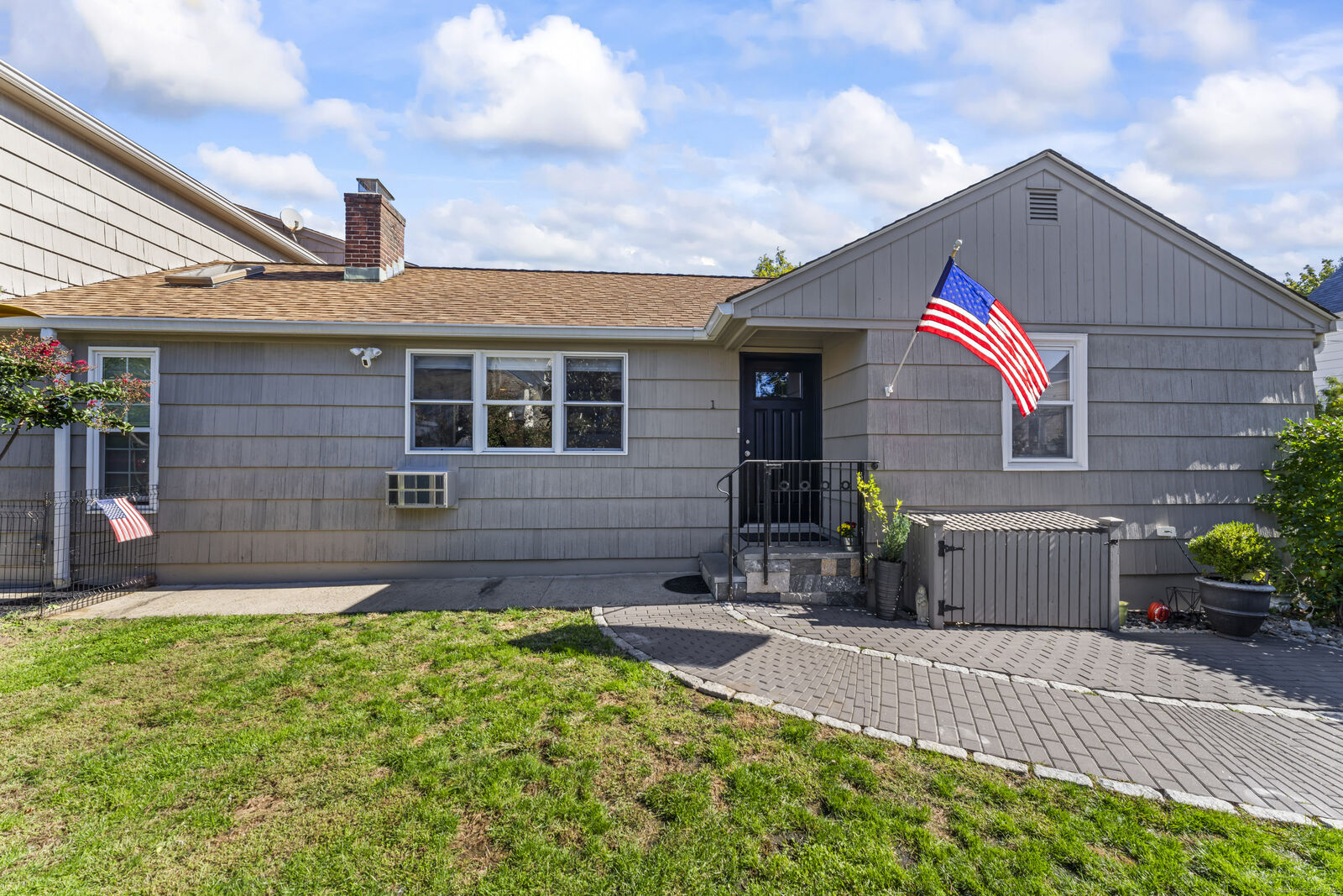 Property Photo:  88 Dean Street #1  CT 06902 