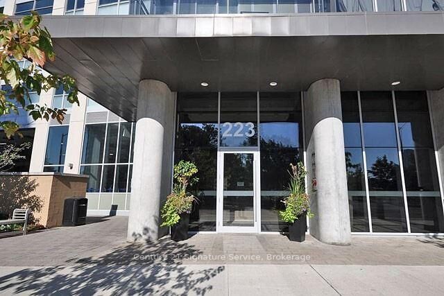 Property Photo:  223 Webb Drive 1606  ON L5B 0E8 