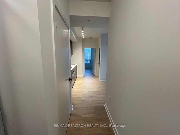 Property Photo: 117 Broadway Avenue 1709 ON M4P 1V3
